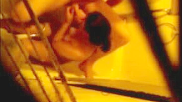 Morena Gostosa Se Depila e Leva Gozada na Cara na Câmera! Porra na Boca Amadora