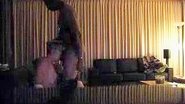 Mãe MILF mama BBC com força em boquete interracial caseiro de câmera oculta