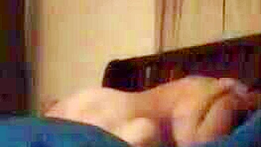 Amadora Gemendo Alto em Orgasmo Caseiro na Câmera Escondida