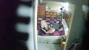 MILF se Masturba com Dildo e Vibrador em Câmera Escondida