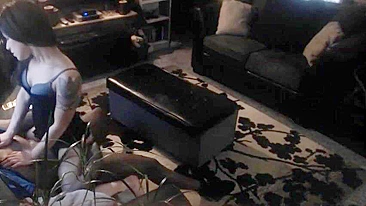 Amadora Cavalgando Pau Preto Grande em Câmera Escondida / Espiando Orgia