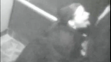 Espiando Boquete Escondido no Elevador de Segurança