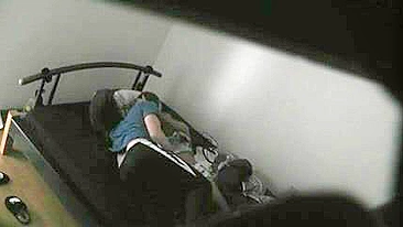 Espiando Sexo Amador em Câmera Escondida - Morena Chupando Buceta e Cavalgando