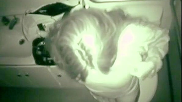 Me Espie! Câmera Escondida Pega Garota Se Masturbando com Consolo e Brinquedos