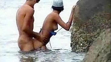 Olhadinha em Casal Amador Fodendo de Quatro em Público Escondido