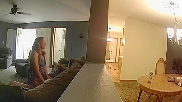 MILF Cavalgando Pau na Câmera Escondida - Esposa Traindo em Pornô Amador