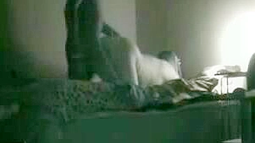 Interracial Cowgirl Monta Pauzão na Câmera Escondida - Amadora Gordinha Gozando com BBC