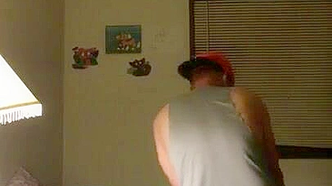 Sexo Interracial Bruto em Câmera Escondida - Negra Amadora Chupa Buceta e Geme