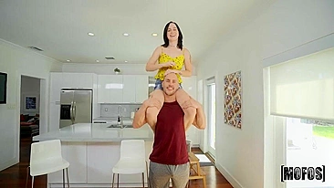 Morena burra Remi Jones vai ter a bucetinha apertada fodida