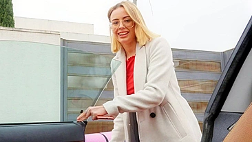 Cara pega loira pornô e ela mostra as tetas no carro