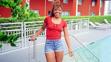 Ebony quer ser pornstar e provoca a xota em vídeo safado