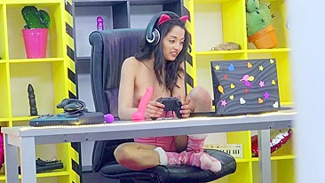 Garanhão pega vizinha safada se masturbando pra câmera pornô