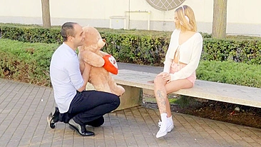 Loira tarada sem vergonha mama pau molhado em pornô público