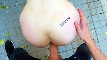 Cara corre pra foder atriz pornô magrinha ao ar livre