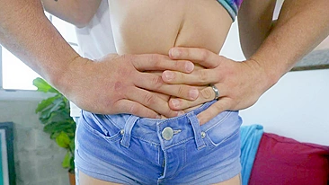 Teen loirinha vai pro estúdio pornô pra foda rápida XXX