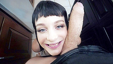 Babá teen Nala Nova mistura trabalho e boquete em pornô oral