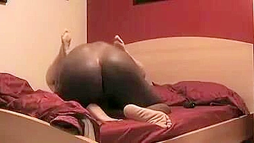 Amador Interracial Escondido com Pauzão Preto e Vadia Branca Gemendo