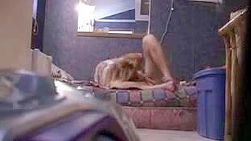 Espiando Filha da Vizinha - Pornô Voyeur Amador com Câmera Escondida