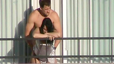MILF Mamãe Pegada na Câmera Escondida Fodendo na Varanda com Marido Amador
