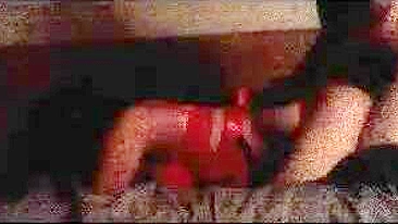 Espiando MILF Safada de Quatro Gozando com Câmera Escondida