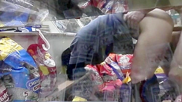 Exposta! Câmera Escondida Flagra Esposa Safada em Caso Secreto na Loja de Conveniência