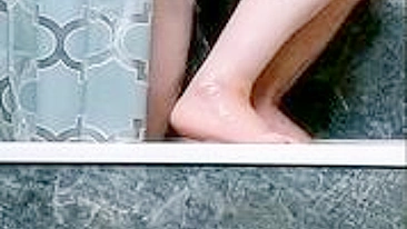 Namorada da academia transando no chuveiro com morena amadora chupando buceta e gemendo