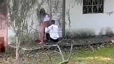 Morenas Amadoras Flagradas Transando ao Ar Livre em Público