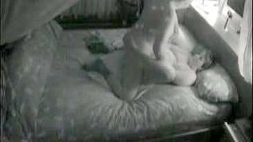 Esposa Madura Fodendo de Quatro na Câmera Escondida no Quarto