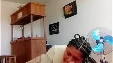 Amadora Latina Katia Chupando Pau com Bolas em Câmera Escondida