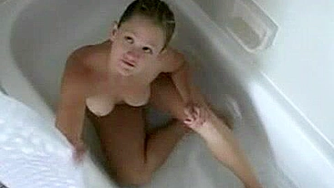 Espiadinha! Câmera Escondida no Banho das Irmãs com Siririca e Esfregão na Xota