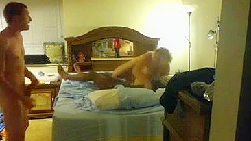 Desejos Liberados - Gangbang com Gordinha em Câmera Escondida