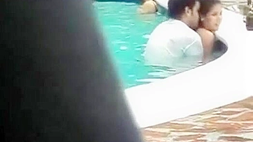Pornô na Piscina Pública - Latinas Amadoras Fodem em Câmeras Escondidas
