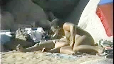 Esposa MILF Flagrada por Voyeur na Praia em Diversão Pública