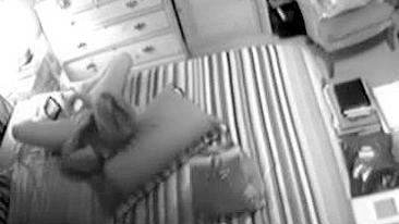 MILF Mamãe se Dedando Escondida na Câmera