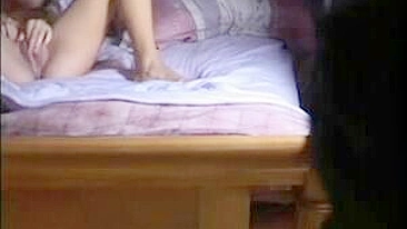 Espiando Irmã se Dedando Escondida na Câmera