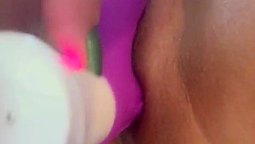 Esposa safada masturbando buceta peluda com brinquedo