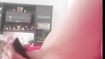MILF Austríaca Se Masturba com Plug Anal e Consolo