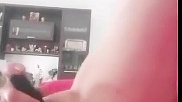 MILF Austríaca Se Masturba com Plug Anal e Consolo