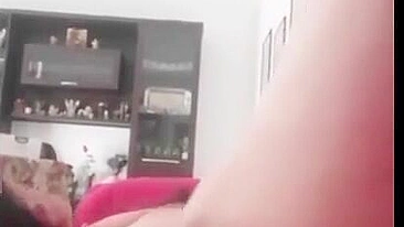 MILF Austríaca Se Masturba com Plug Anal e Consolo