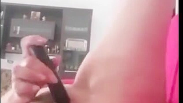 MILF Austríaca Se Masturba com Plug Anal e Consolo
