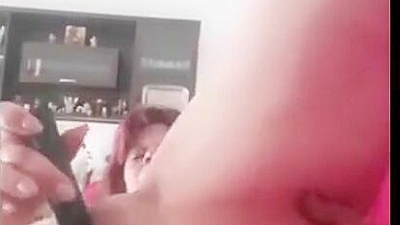 MILF Austríaca Se Masturba com Plug Anal e Consolo