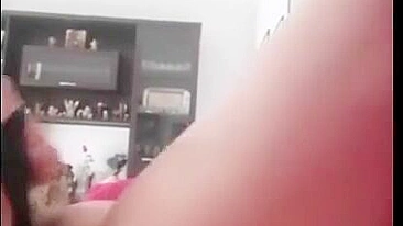 MILF Austríaca Se Masturba com Plug Anal e Consolo
