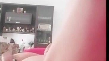 MILF Austríaca Se Masturba com Plug Anal e Consolo