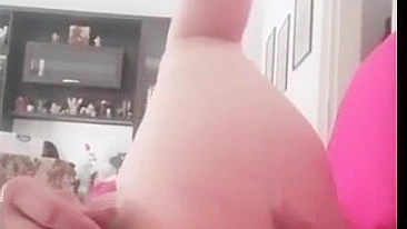 MILF Austríaca Se Masturba com Plug Anal e Consolo