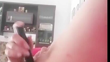 MILF Austríaca Se Masturba com Plug Anal e Consolo