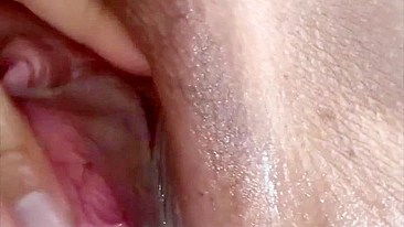 Latina amadora se masturbando com consolo enorme em vídeo caseiro