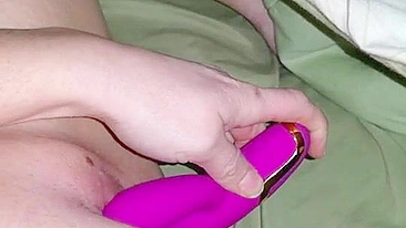 Amadora Gozando Forte com Dois Consolos e Squirt