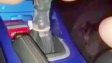 Masturbando Buceta Molhada com Consolo Enquanto Dirige