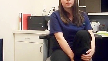 Morena peituda se masturbando no escritório com dedada até orgasmo amador