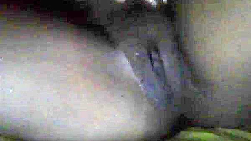 Amadora ebony dedando peitões em masturbação caseira